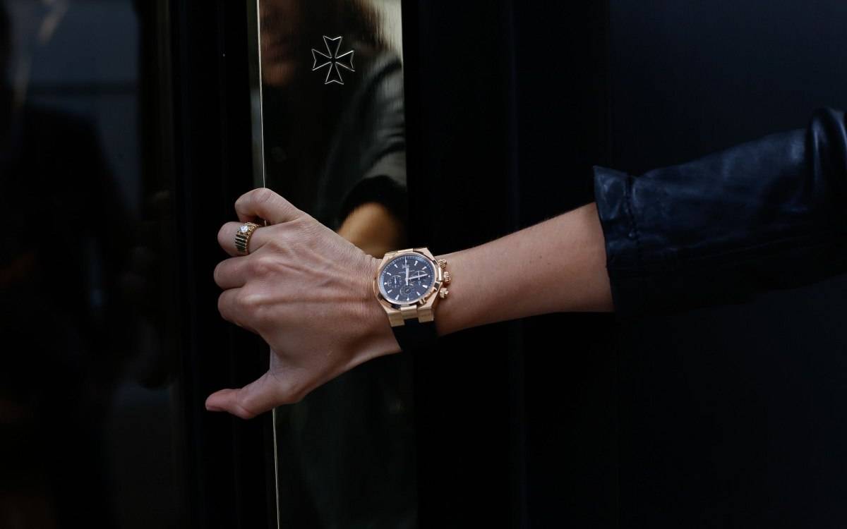 Картинки руки часы. Vacheron Constantin overseas женские. Часы на руке. Золотые часы на руке. Дорогие часы на руке.