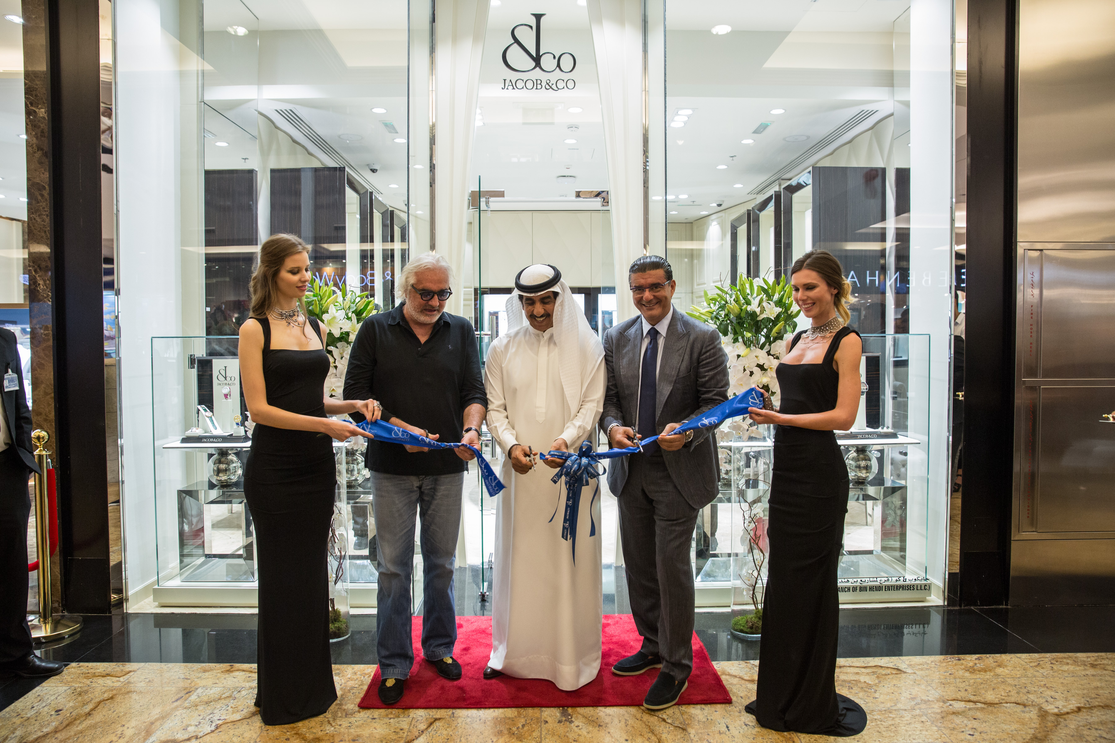 Queda inaugurado el simulador! Jacob-Co_Dubai-Boutique-Opening-3